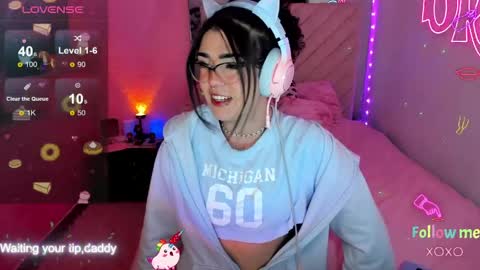 Snapshot of michellevanss22 chatting on 04-23-26, 04:57 online show from 04-23-26, 04:57