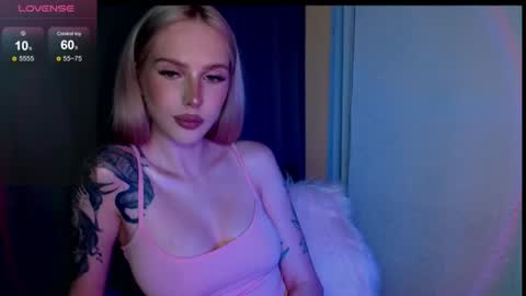 Snapshot of michellevelour chatting on 06-15-26, 04:53 Michelle online show from 06-15-26, 04:53