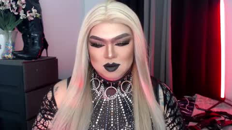 Snapshot of michellevixen921 chatting on 10-28-25, 05:37 Michelle online show from 10-28-25, 05:37