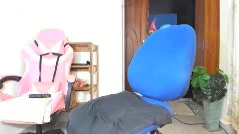 Snapshot of midnightrider00 chatting on 12-17-25, 09:26 lydia follow me on ig at shortgirl 406 online show from 12-17-25, 09:26