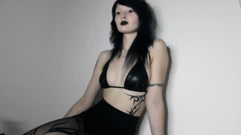 Snapshot of midnightsiren chatting on 10-16-25, 11:06 midnightsiren online show from 10-16-25, 11:06