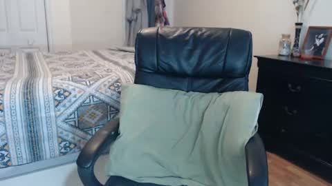 Snapshot of midsummernightsdream chatting on 03-04-25, 07:43 MidsummerNightsDream online show from 03-04-25, 07:43