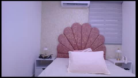 Snapshot of miia_01_ chatting on 11-10-25, 12:04 Mia online show from 11-10-25, 12:04