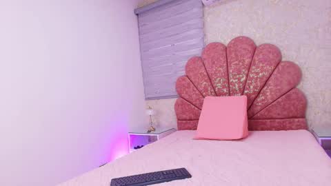 Snapshot of miia_01_ chatting on 11-12-25, 11:54 Mia online show from 11-12-25, 11:54