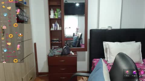 Snapshot of miia_big1boobs chatting on 02-24-25, 11:30 miia big1boobs online show from 02-24-25, 11:30