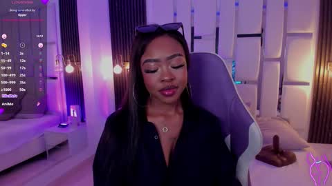 Miia Schwarz  online show from 10-20-25, 04:13