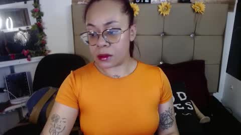 Snapshot of miia_spencer_ chatting on 11-10-25, 12:04 miia online show from 11-10-25, 12:04