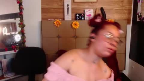 Snapshot of miia_spencer_ chatting on 11-19-25, 06:52 miia online show from 11-19-25, 06:52