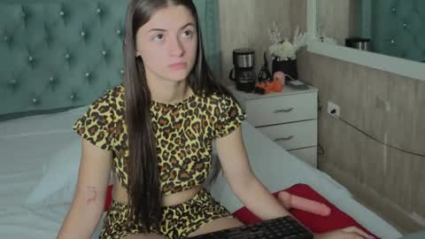 Snapshot of miia_velvett chatting on 04-27-26, 05:44 miia_velvett online show from 04-27-26, 05:44