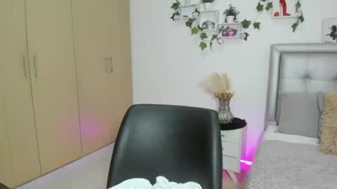 Snapshot of miiaa_k chatting on 06-19-26, 11:25 miiaa_k online show from 06-19-26, 11:25