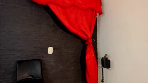 Snapshot of miiaah_kaliffa chatting on 10-02-25, 08:21  MELANIE  online show from 10-02-25, 08:21