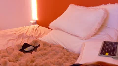 Snapshot of miirra_ chatting on 11-19-25, 06:13 Amira online show from 11-19-25, 06:13