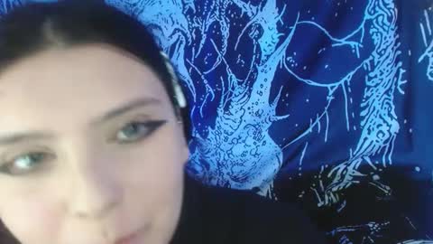 Snapshot of mikaskullcs chatting on 10-01-25, 05:02 Mika online show from 10-01-25, 05:02