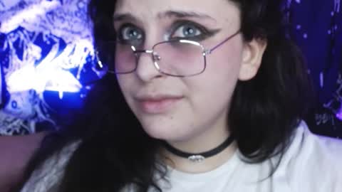 Snapshot of mikaskullcs chatting on 10-16-25, 10:11 Mika online show from 10-16-25, 10:11