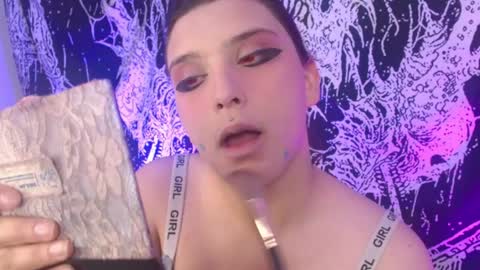 Mika online show from 04-11-26, 05:06