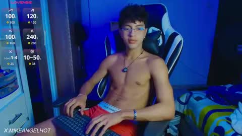 Snapshot of mike_pineapple chatting on 06-25-26, 03:39 Mike Pineapple online show from 06-25-26, 03:39
