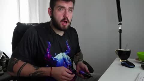 Snapshot of mike_platano chatting on 10-01-25, 01:28 MIKE PLATANO online show from 10-01-25, 01:28