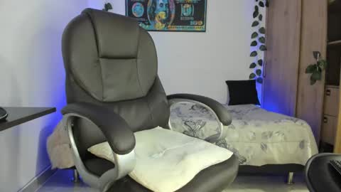 mikee_scooth online show from 02-17-25, 08:19