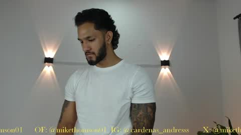 Snapshot of mikethomson01 chatting on 05-10-26, 12:38 Mike online show from 05-10-26, 12:38