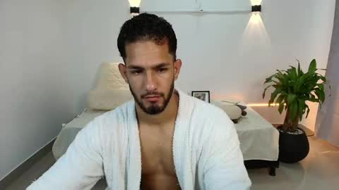 Snapshot of mikethomson01 chatting on 05-27-26, 12:29 Mike online show from 05-27-26, 12:29