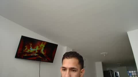 Snapshot of mikethomson01 chatting on 06-25-26, 02:32 Mike online show from 06-25-26, 02:32
