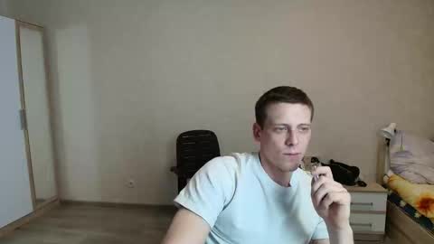 Snapshot of mikimaus0101 chatting on 06-04-26, 01:28 Michael online show from 06-04-26, 01:28