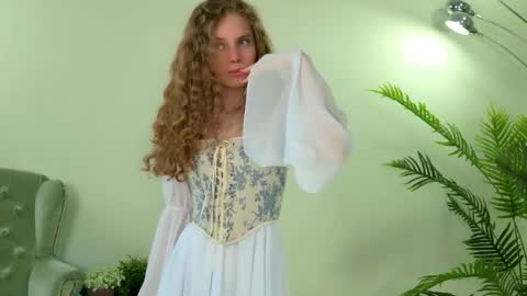 Snapshot of mila_stain chatting on 05-07-26, 05:24 Mila online show from 05-07-26, 05:24