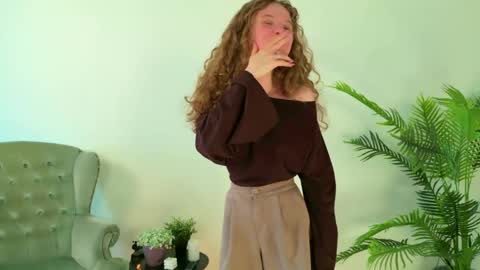 Snapshot of mila_stain chatting on 05-12-26, 08:44 Mila online show from 05-12-26, 08:44
