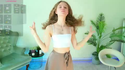 Snapshot of mila_stain chatting on 06-02-26, 07:21 Mila online show from 06-02-26, 07:21