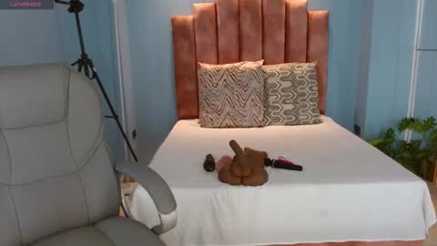 milaa_star online show from 02-25-26, 04:00