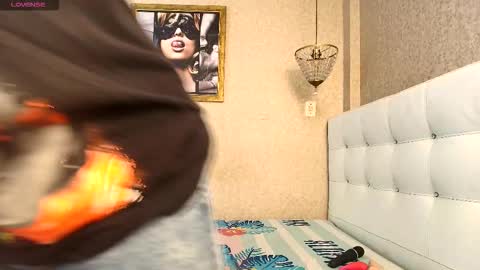 miladiosa online show from 12-17-25, 12:11