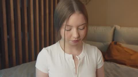 Snapshot of milaice chatting on 03-12-26, 03:18 Mila online show from 03-12-26, 03:18