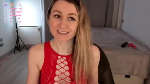 Snapshot of milanacamgirl chatting on 10-27-25, 10:14 Milana online show from 10-27-25, 10:14