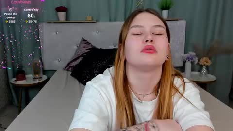 Snapshot of milanaxhoney chatting on 02-28-26, 02:01 milanaxhoney online show from 02-28-26, 02:01