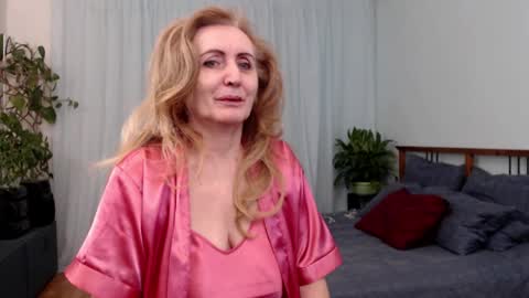 Snapshot of milawantfun chatting on 12-14-25, 02:44 Mila online show from 12-14-25, 02:44