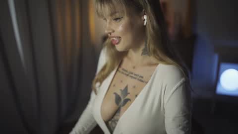 Snapshot of mileeena chatting on 06-26-26, 01:04 M Telegram mamagotachannel online show from 06-26-26, 01:04