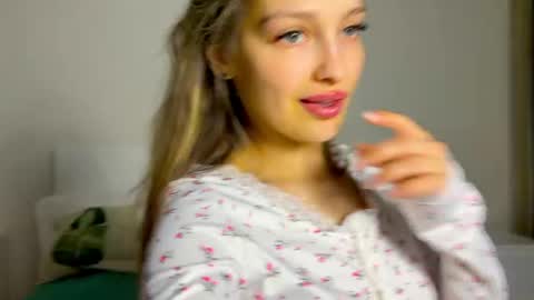 Snapshot of mileyy_cute chatting on 02-26-26, 10:53 mileyy_cute online show from 02-26-26, 10:53