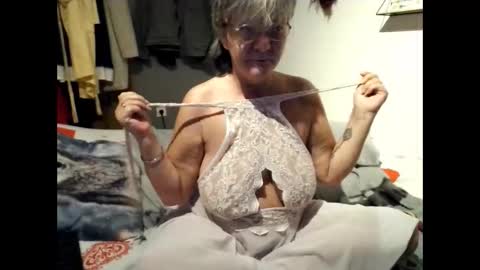 Snapshot of milfchantal chatting on 09-27-25, 02:49 Milfchantal online show from 09-27-25, 02:49