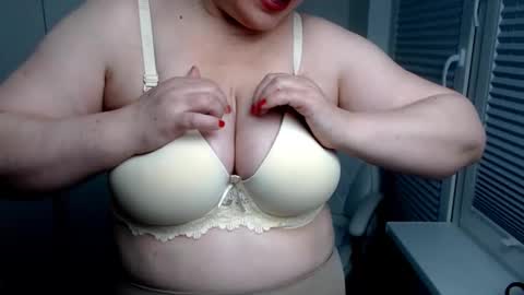 Snapshot of milfscarlette chatting on 09-17-25, 04:36 MilfScarlette online show from 09-17-25, 04:36