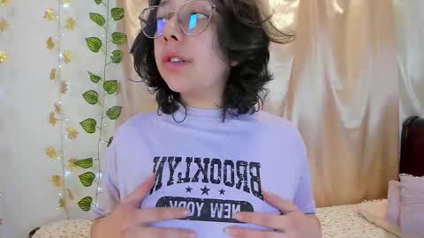 Snapshot of milie_yue chatting on 12-05-25, 02:14 Millie online show from 12-05-25, 02:14