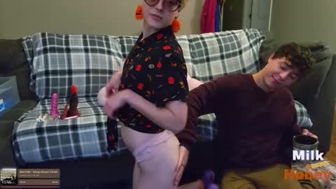 Snapshot of milkandhoneycams chatting on 10-28-25, 02:48 MilkandHoney online show from 10-28-25, 02:48