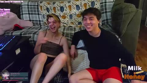 Snapshot of milkandhoneycams chatting on 11-06-25, 06:25 MilkandHoney online show from 11-06-25, 06:25
