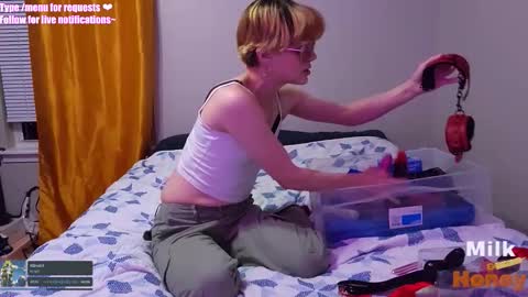 Snapshot of milkandhoneycams chatting on 11-09-25, 02:10 MilkandHoney online show from 11-09-25, 02:10