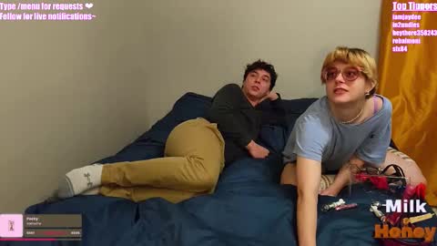 Snapshot of milkandhoneycams chatting on 11-10-25, 04:11 MilkandHoney online show from 11-10-25, 04:11