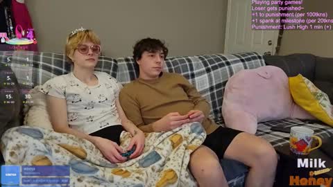 Snapshot of milkandhoneycams chatting on 12-14-25, 09:08 MilkandHoney online show from 12-14-25, 09:08