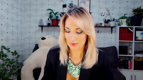 Snapshot of millaxqueen chatting on 11-18-25, 02:43 MillaXQueen online show from 11-18-25, 02:43