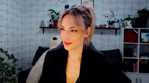 Snapshot of millaxqueen chatting on 11-30-25, 02:43 MillaXQueen online show from 11-30-25, 02:43