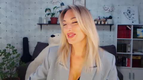 Snapshot of millaxqueen chatting on 06-06-26, 02:44 MillaXQueen online show from 06-06-26, 02:44