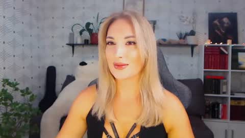 MillaXQueen online show from 07-28-26, 12:01