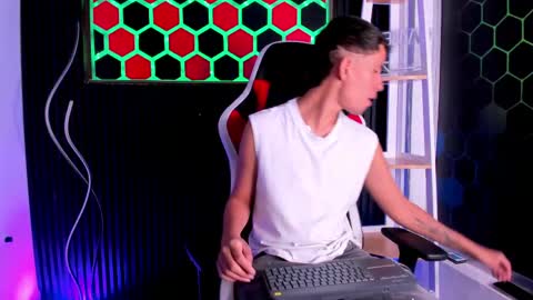 Tommy  online show from 04-11-26, 03:22